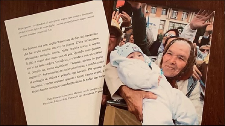 Cadoul Papei: o ilustrată cu fotografia bunicii românce care ţine nepotul în braţe