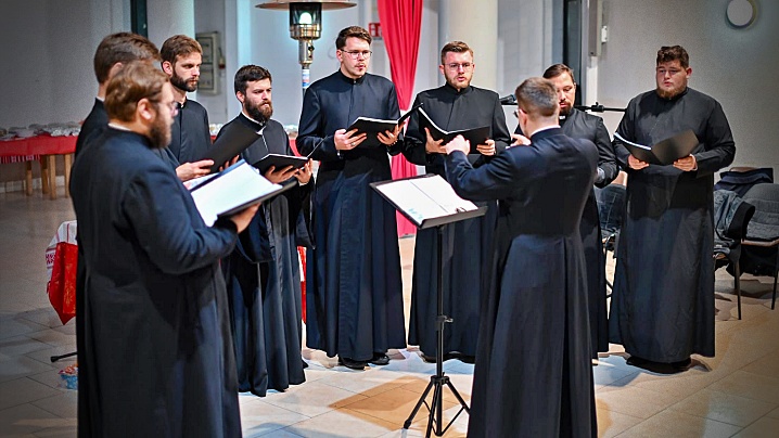 FOTO: Concertul corului de la "Pio Romeno" de ziua națională a României la Cesano 