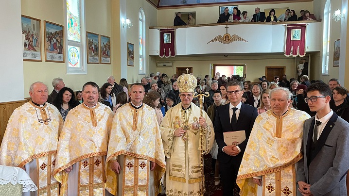 Luduș: Sfânta Liturghie Arhierească și prima Împărtășanie solemnă