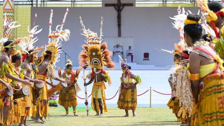 Papa în Papua Noua Guinee. Deschideți-vă către Evanghelie și faceți din ea busola vieții!