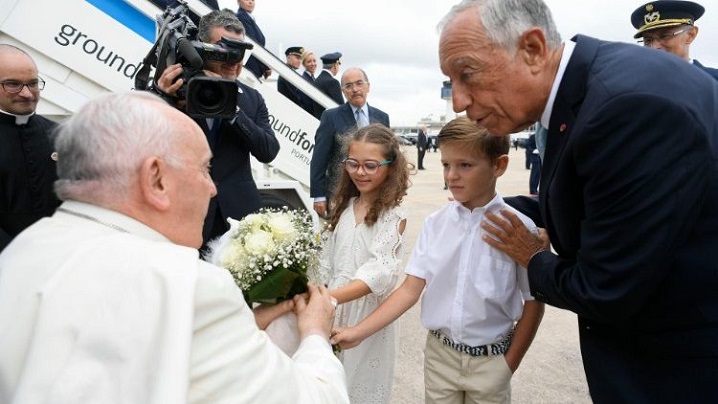 Papa Francisc a început o călătorie apostolică de cinci zile în Portugalia