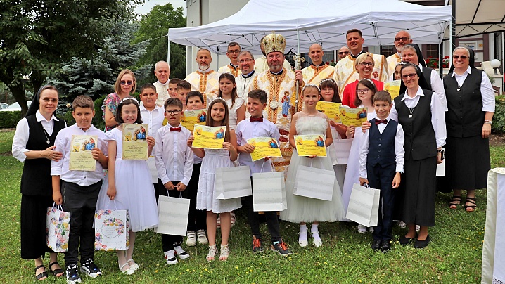 FOTO/VIDEO: Prima Împărtășanie solemnă la Sanctuarul Arhiepiscopal Major din Cluj-Napoca