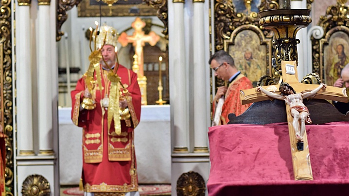 Sfânta Liturghie arhierească și venerarea relicvei Crucii Domnului în Catedrala „Schimbarea la Față” din Cluj-Napoca