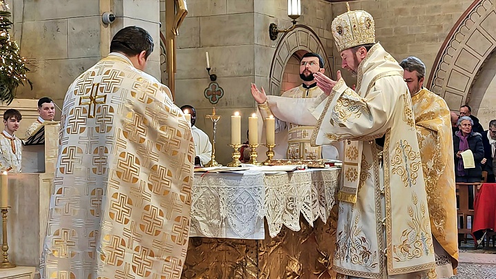 FOTO/VIDEO: Sfânta Liturghie celebrată de Preasfinția Sa Claudiu în parohia Notre-Dame d’Auteuil din Paris