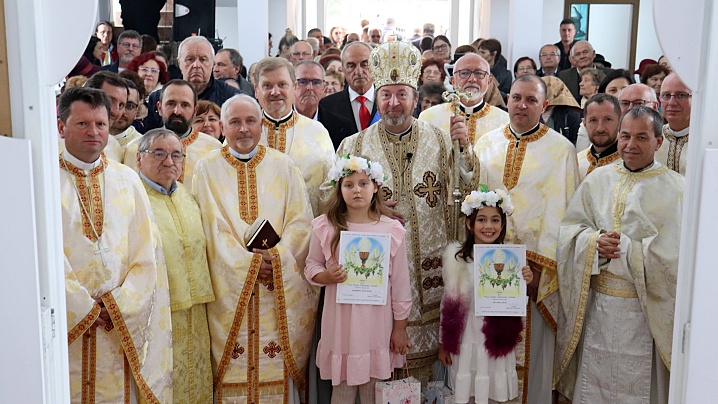 FOTO/VIDEO: PS Claudiu a sfințit biserica din Rugăsești